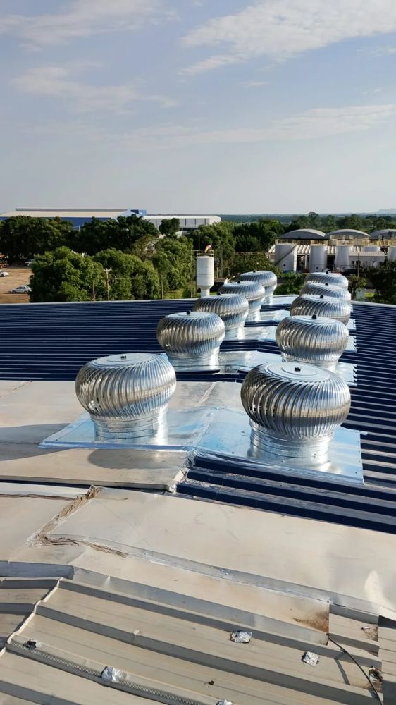 Exaustores eólicos instalados no telhado de um galpão