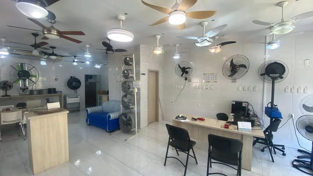 Ventiladores de teto expostos no showroom