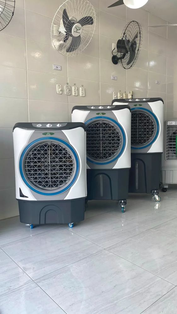 Climatizadores portáteis expostos no showroom